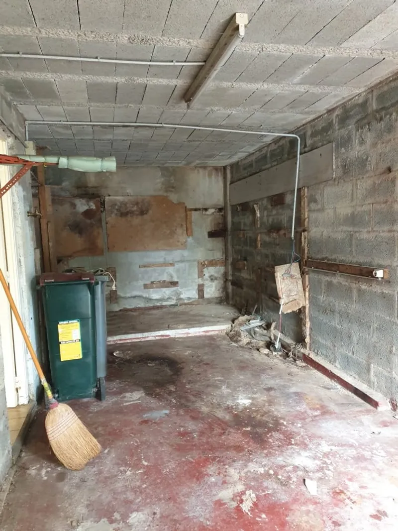 Garage vidé et propre après intervention de débarras