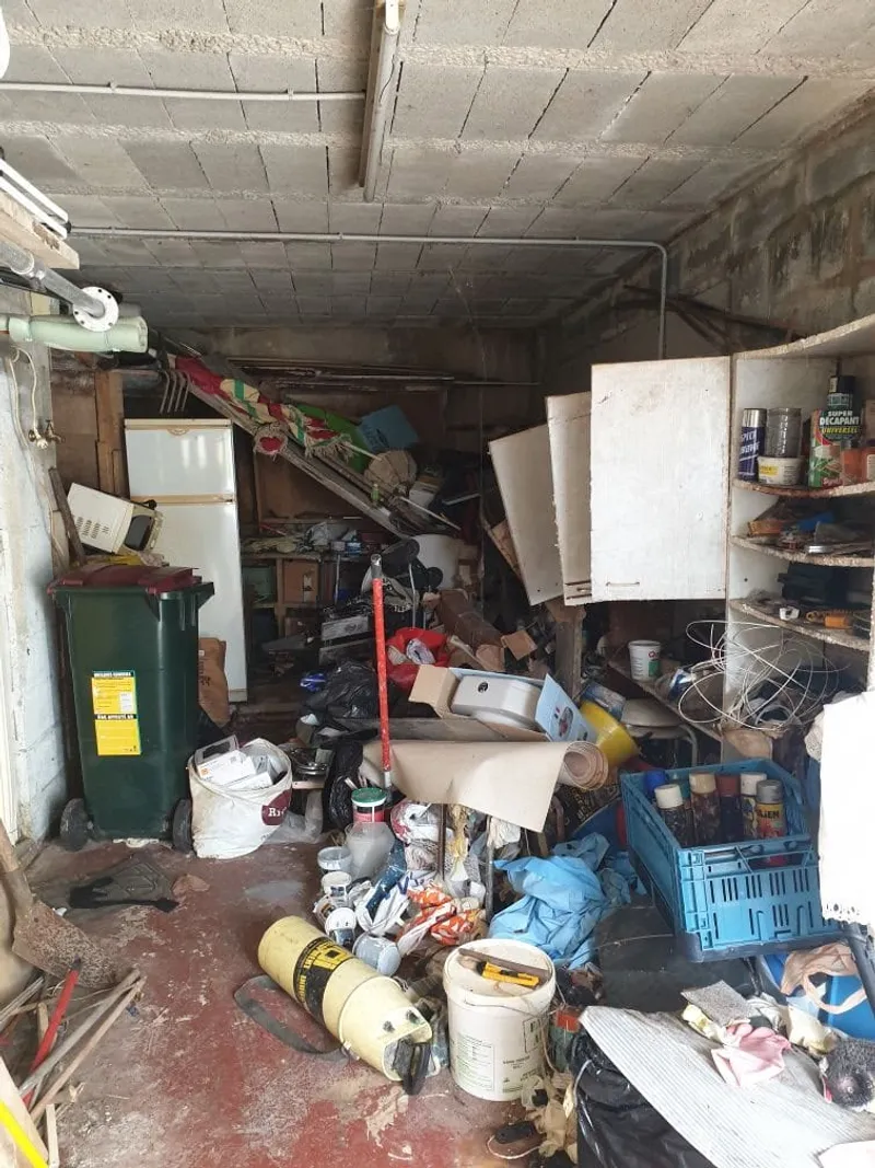Garage encombré avant intervention de débarras