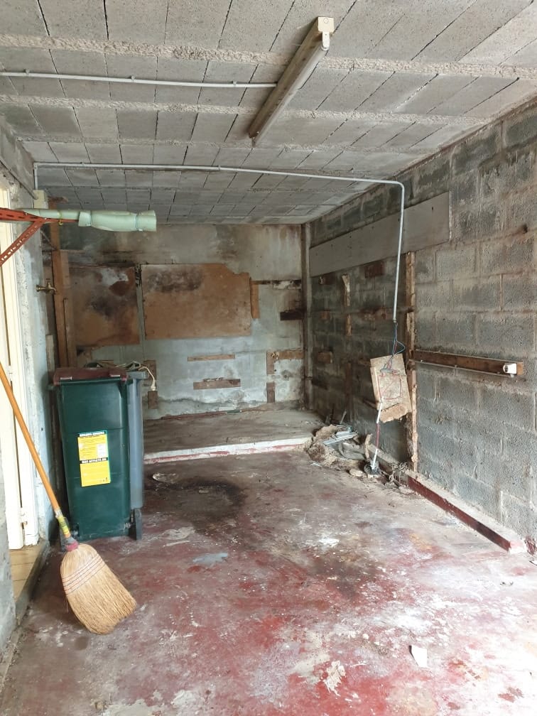 Garage vidé et propre après intervention de débarras