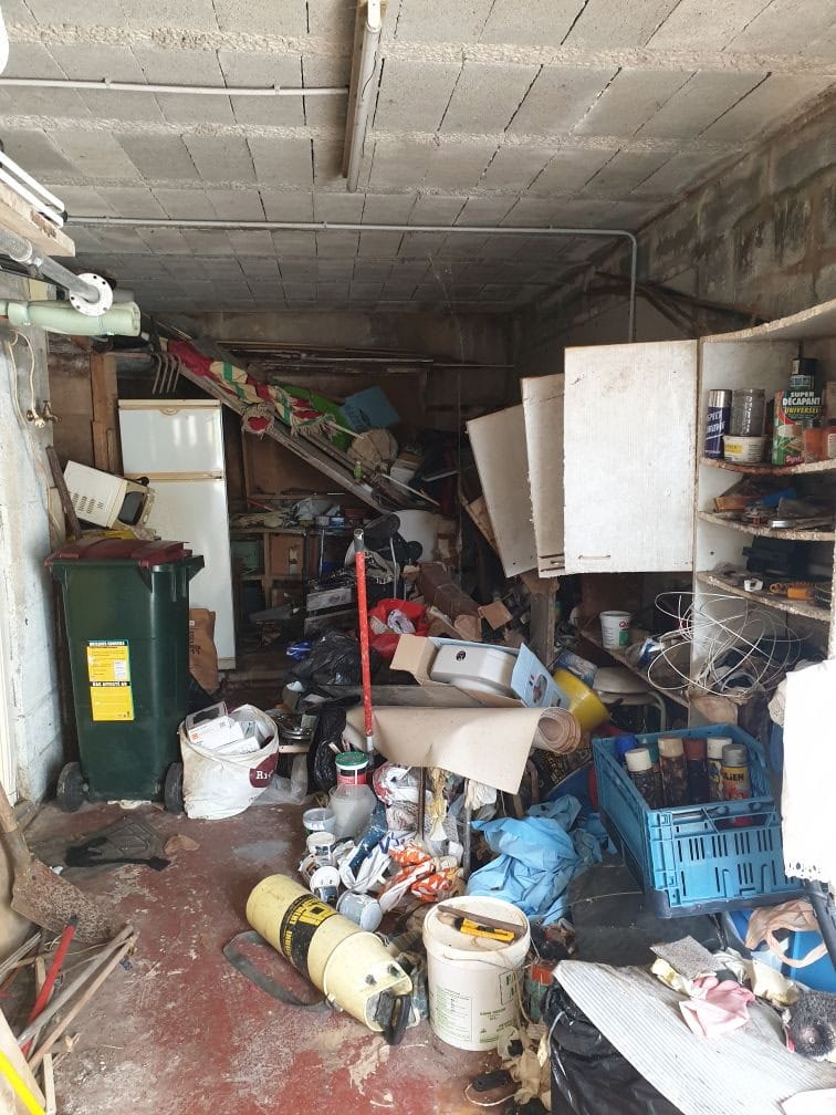 Garage encombré avant intervention de débarras